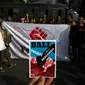 Masyarakat aliansi Forum Rakyat Bali di Jakarta melakukan aksi saat Car Free Day (CFD) di Bundaran Hotel Indonesia, Jakarta, Minggu (4/9). Dalam aksinya mereka bernyanyi menyerukan Tolak Reklamasi Teluk Benoa. (Liputan6.com/Johan Tallo)