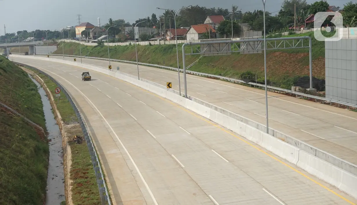 Mobil melintas di jalan tol Depok-Antasari seksi II (Brigif-Sawangan), Depok, Jawa Barat, Rabu (24/6/2020). Jalan tol sepanjang 6,30 kilometer yang menjadi bagian dari jalan tol Depok-Antasari tersebut akan segera beroperasi pada Juni-Juli tahun ini. (Liputan6.com/Immanuel Antonius)