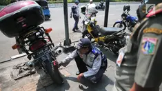 Petugas Dishub DKI menggembosi ban motor yang nekat parkir liar di trotoar sepanjang Jalan Kramat Raya, Senen, Jakarta, Jumat (22/9). Razia dilakukan untuk mengantisipasi arus lalu lintas yang kerap macet di kawasan itu. (Liputan6.com/Faizal Fanani)