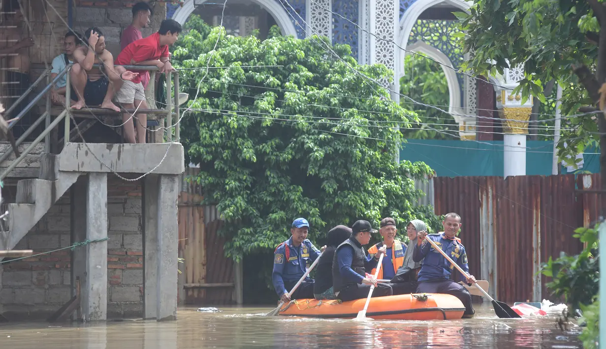 Hujan dengan intensitas tinggi yang mengguyur wilayah Jakarta dan sekitarnya sejak Senin (7/7/2025) malam mengakibatkan banjir di sejumlah wilayah. (merdeka.com/Arie Basuki)