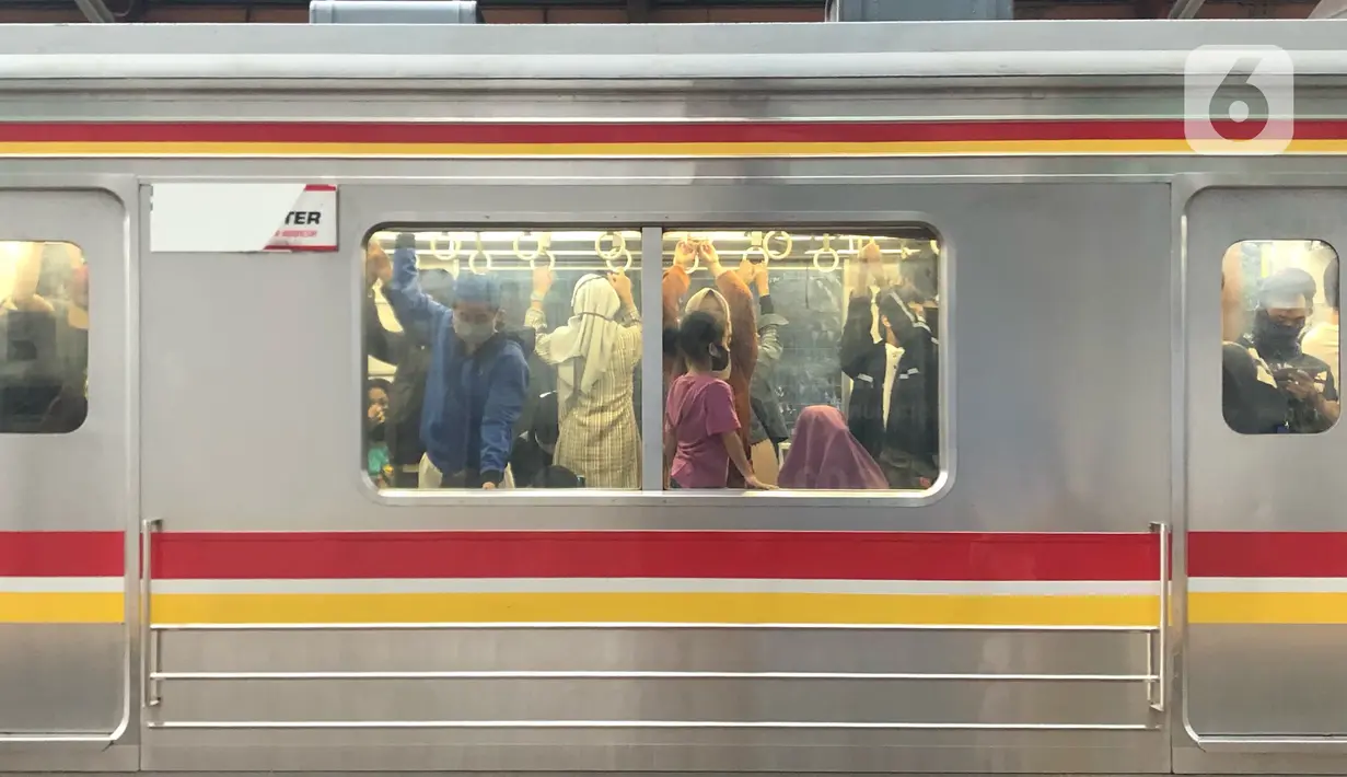 Penumpang berada di rangkaian KRL Commuter Line jurusan Bogor-Jakarta Kota di Stasiun Depok Baru, Jawa Barat, Senin (25/5/2020). Banyaknya warga yang silaturahmi selama lebaran menyebabkan perjalanan KRL tetap dipadati penumpang, meskipun waktu operasional dibatasi. (Liputan6.com/Immanuel Antonius)