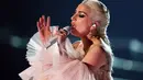 Makeup yang dipoleskan ke wajah Lady Gaga pun membuat penampilannya menjadi semakin sempurna. (KEVIN WINTER / GETTY IMAGES NORTH AMERICA / AFP)