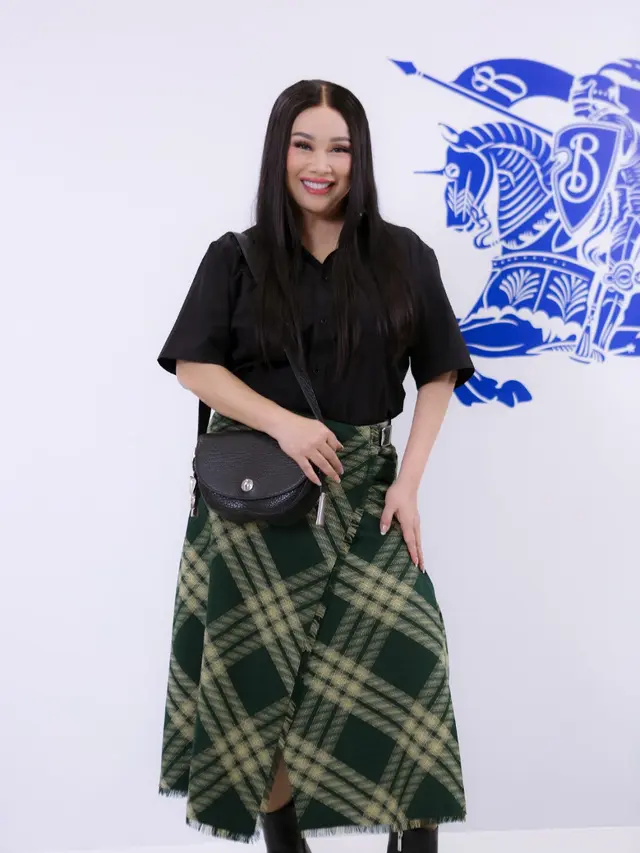 Gaya Artis Kenakan Tas Dari Brand yang Sama. [Daniel Kampua/Fimela]