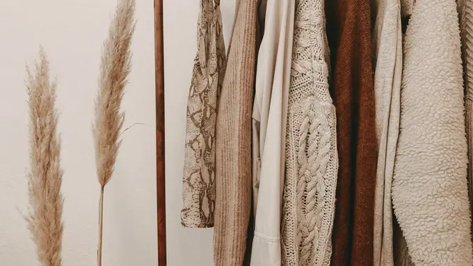 Circular fashion adalah pendekatan dalam dunia mode yang mengutamakan keberlanjutan dengan memperpanjang siklus hidup pakaian.