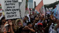 Aksi ribuan guru honorer  dari Persatuan Guru Republik Indonesia (PGRI) saat menggelar mogok dan unjuk rasa di depan gedung DPR/MPR, Jakarta, Selasa (15/9). Para guru itu menuntut Pemerintah mengangkat mereka menjadi PNS. (Liputan6.com/Johan Tallo)