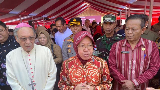 Menteri Sosial (Mensos) Tri Rismaharini saat menghadiri acara Roadshow Pahlawan Ekonomi Nusantara (PENA) di Sentra Efata, Kupang, NTT, Sabtu (17/6/2023).