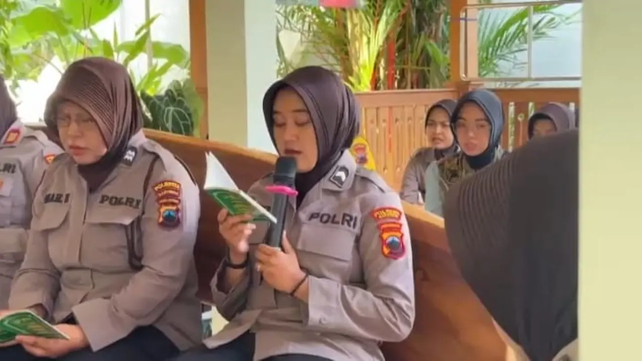 Bripda Sherly Rollyanissya saat kegiatan keagamaan di Polrestas Banyumas. (Foto: Humas Polri)