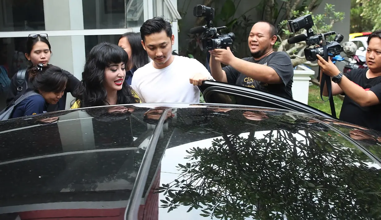 "Kita tanya sama perempuan deh, satu, kalau misalkan saya mbah-mbah atau nenek-nenek nikah sama berondong mungkin boleh mereka berpersepsi kalau cowok itu mau harta saya," lanjutnya. (Bambang E. Ros/Bintang.com)