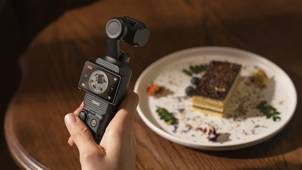 Insta360 bersiap meramaikan pasar kamera gimbal pocket lewat produk terbarunya, Insta360 Luna. Perangkat ini dirancang untuk bersaing di segmen kamera ringkas dengan kemampuan imaging yang lebih fleksibel dan inovatif.