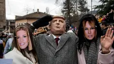 Peserta berpakaian seperti Ivanka Trump, Presiden AS Donald Trump dan Melania Trump saat mengikuti karnaval di desa Vevcani, Macedonia (13/1). Karnaval Vevcani ini selalu digelar setiap tahunnya dan telah berusia 1,400 tahun.(AFP Photo/Robert Atanasovski)