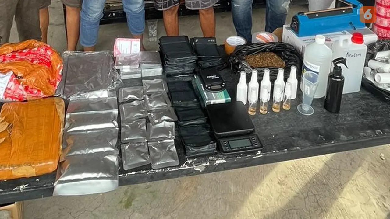 Direktorat Reserse Narkoba Polda Sulsel berhasil mengamankan 2 Kg ganja dari hasil penggerebekan sebuah kos-kosan di Makassar.