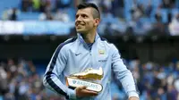 BAHAGIA - Sergio Aguero mengaku masih betah dan bahagia membela Manchester City. (Reuters/Carl Recine) 