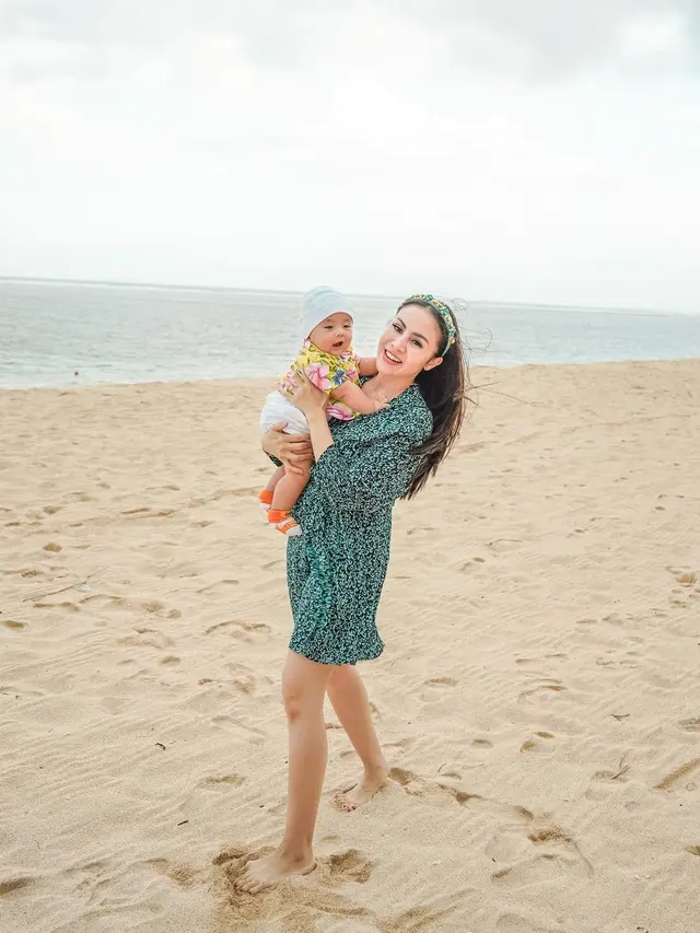 Gaya Outfit Momo Geisha Saat di Pantai, Tampil Santai dan Stylish. (Sumber: Instagram/therealmomogeisha)