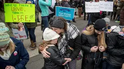 Aktivis antiaborsi AS menggelar unjuk rasa di depan Mahkamah Agung AS, Washington, Jumat (27/1). Aksi protes aktivis anti aborsi digelar pada 27 Desember sebagai peringatan pada tanggal itu Mahkamah Agung AS melegalkan aborsi. (AP PHOTO)