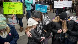 Aktivis antiaborsi AS menggelar unjuk rasa di depan Mahkamah Agung AS, Washington, Jumat (27/1). Aksi protes aktivis anti aborsi digelar pada 27 Desember sebagai peringatan pada tanggal itu Mahkamah Agung AS melegalkan aborsi. (AP PHOTO)
