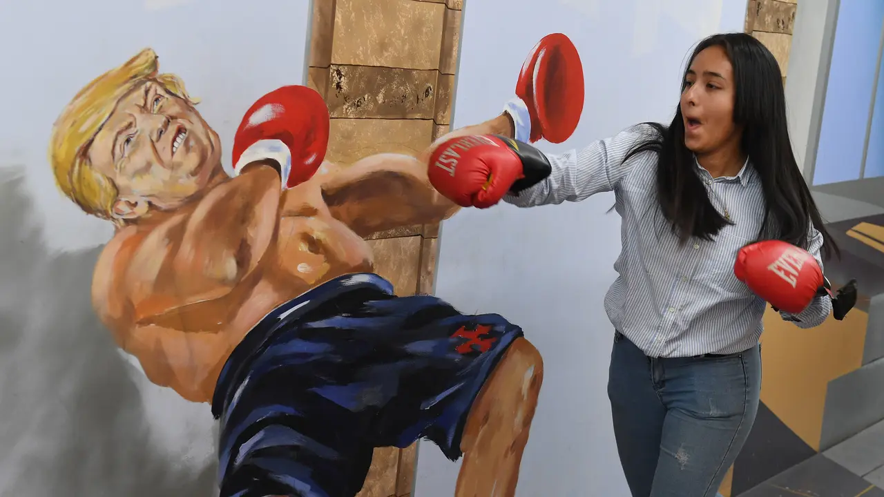 Adu Tinju Dengan Donald Trump di Museum of Illusions