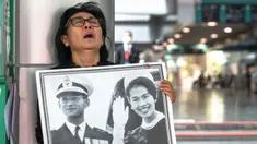 Seorang pelayat Thailand, Kanjana Malaithong, memegang potret Ratu Thailand yang telah wafat, Sirikit Kitiyakara, dan Raja Thailand Bhumibol Adulyadej, sambil menangis di Rumah Sakit Chulalongkorn di Bangkok pada 25 Oktober 2025. (Chanakarn Laosarakham/AFP)