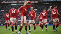 Pemain Manchester United, Rasmus Hojlund melakukan selebrasi setelah mencetak gol kemenangan timnya atas Brentford  pada laga lanjutan Liga Inggris di Old Trafford, Manchester, Inggris, Sabtu (19/10/2024). (AFP/Oli Scarff)