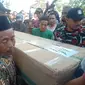 Isak tangis keluarga tak mampu dibendung saat jenazah Sri Rahayu (20) tiba di kampungnya, di Desa Jayakerta, Kecamatan Jayakerta, Karawang. (Liputan6.com/ Abramena)