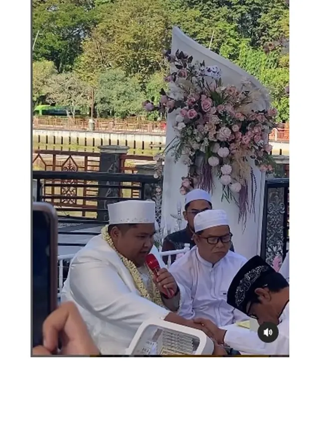 8 Momen Pernikahan Tommy Kaganangan 'May Gondrong Ronaldowati', Penuh Haru Bahagia