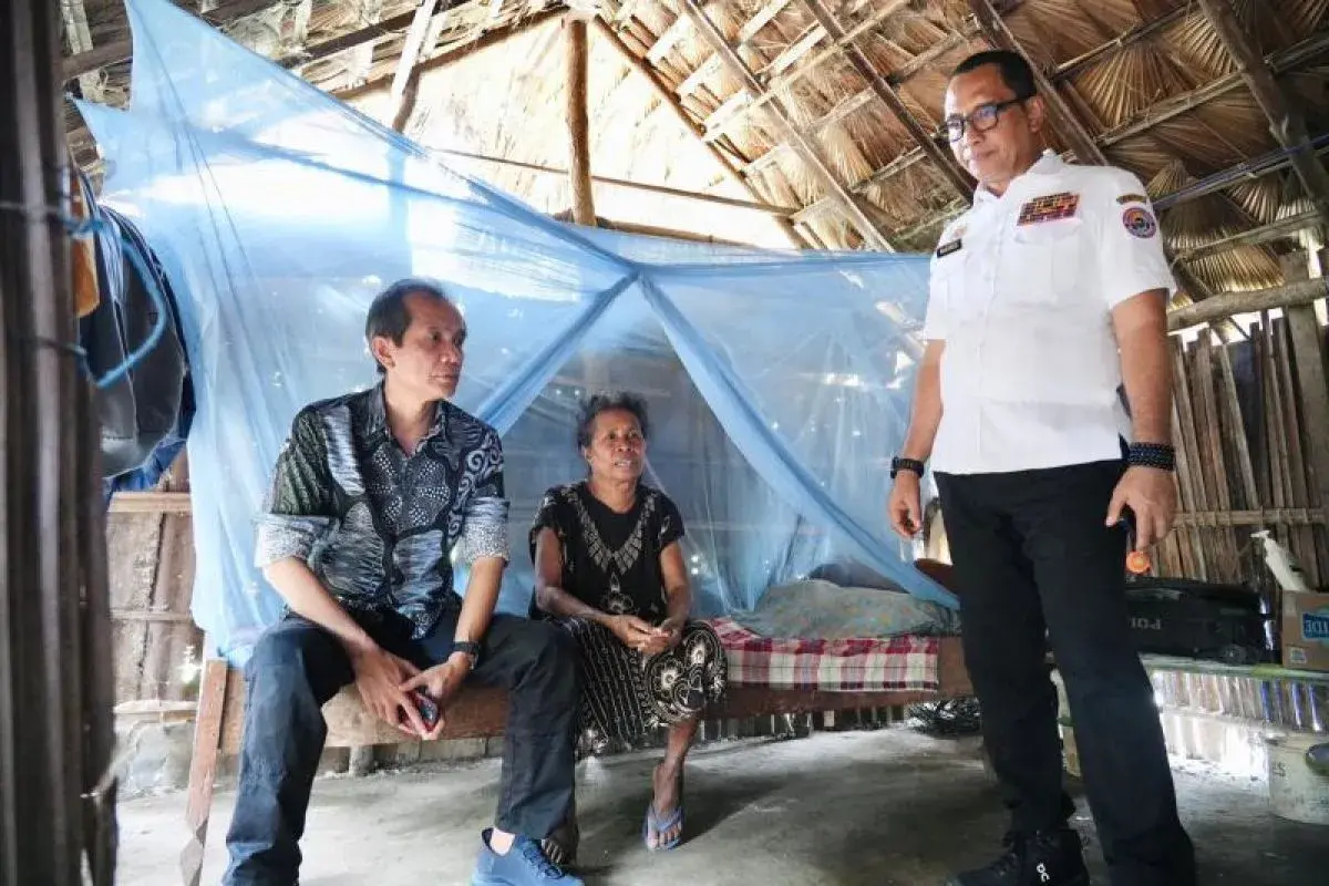 Sekretaris Badan Nasional Pengelola Perbatasan (BNPP) RI Makhruzi Rahman, meninjau langsung kondisi rumah warga yang diusulkan sebagai penerima Program Bantuan Peningkatan Kualitas 15.000 Rumah Tidak Layak Huni (RTLH) di kawasan perbatasan (Istimewa)
