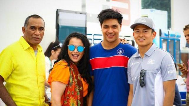 Ayahanda Philo Paz Armand, Maxwell Armand, meninggal dunia. 