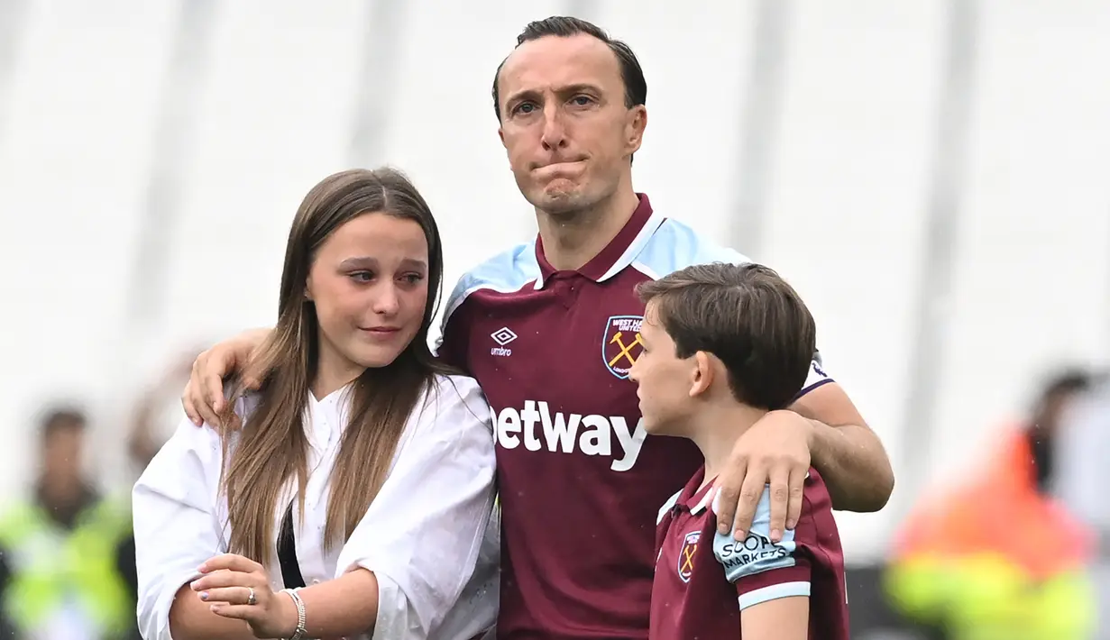 Mark Noble. Gelandang Inggris berusia 35 tahun ini telah memperkuat West Ham United hampir 18 tahun usai dipromosikan dari West Ham U-18 pada tengah musim 2004/2005 dan sempat dipinjamkan masing-masing setengah musim ke Hull City pada tengah muism 2005/2006 dan ke Ipswich pada awal musim 2006/2007. Ia total telah menjalani 550 laga bersama The Hammers di semua ajang kompetisi dengan torehan 62 gol dan 61 assist. Ia memutuskan akan pensiun usai berpisah dengan West Ham di akhir musim 2021/2022. (AFP/Justin Tallis)