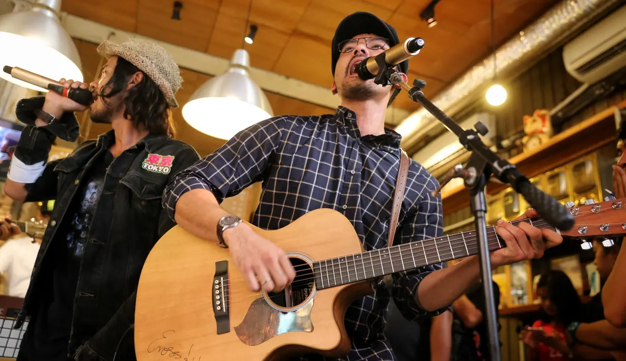 "Gila, gue deg-degan sih pas rekaman. Soalnya ini dunia baru dalam benak gue, buset produser gue, Angga bilang 'yang penting lo yakin' dan akhirnya gue berjalan dengan keyakinan itu," ujar Chicco Jerikho. (Adrian Putra/Bintang.com)