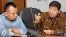 Johnson Panjaitan (kanan) saat mendatangi Komnas HAM, Jakarta, Jumat (24/7/2015). Kedatangan Johnson dan Asosiasi Advokat Indonesia untuk melaporkan KPK atas perlakuan tidak manusiawi kepada OC Kaligis. (Liputan6.com/Helmi Afandi)