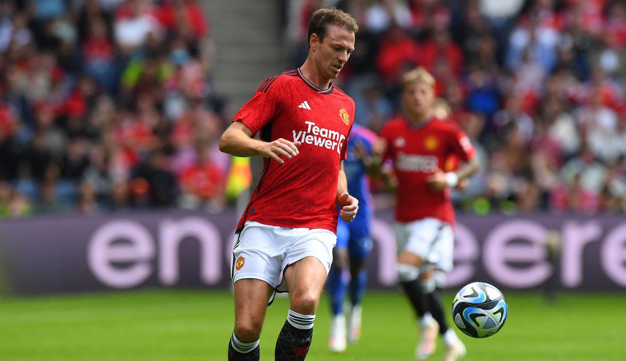 Jonny Evans menjadi bagian Leicester City sejak awal musim 2018/2019 saat didatangkan dari West Bromwich Albion dengan nilai transfer 4 juta euro. Setelah lima musim, The Foxes terdegradasi dari Premier League pada akhir musim 2022/2023, sang pemain pun memilih hengkang secara gratis ke klub lamanya, Manchester United sebagai salah satu wakil Inggris di Liga Champions musim 2023/2024. (AFP/Andy Buchanan)