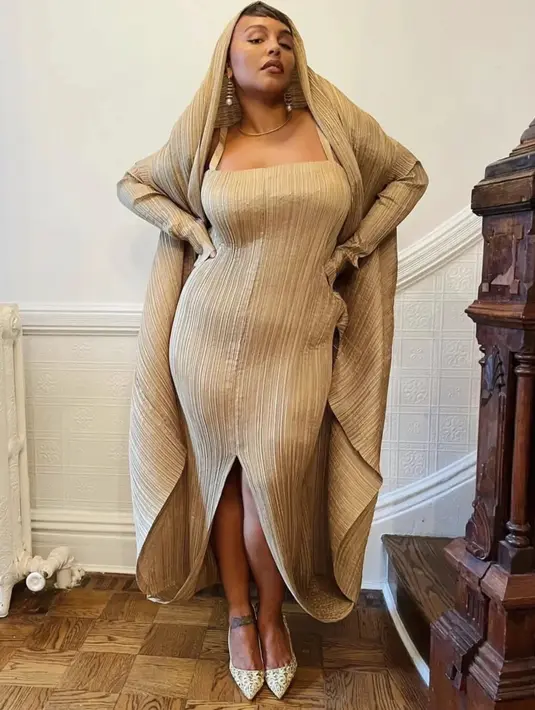 Model Paloma Elsesser baru-baru ini mengenakan archival look Issey Miyake di tahun 1995.