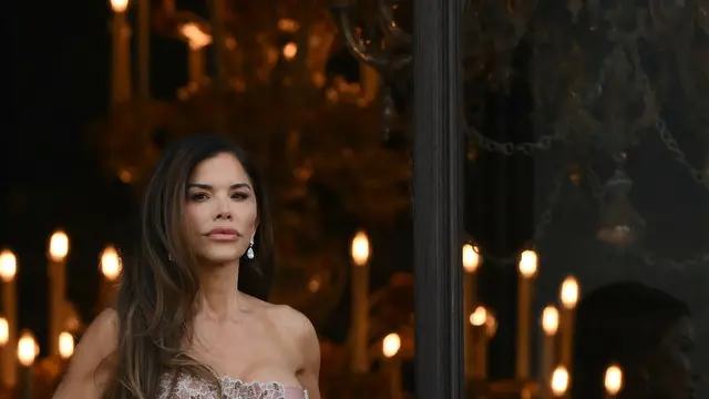 Lauren Sanchez Bezos menyapa orang-orang dari balkon Hotel Aman pada hari ketiga pernikahannya dengan pendiri Amazon Jeff Bezos, di Venesia pada 28 Juni 2025. Marco BERTORELLO / AFP