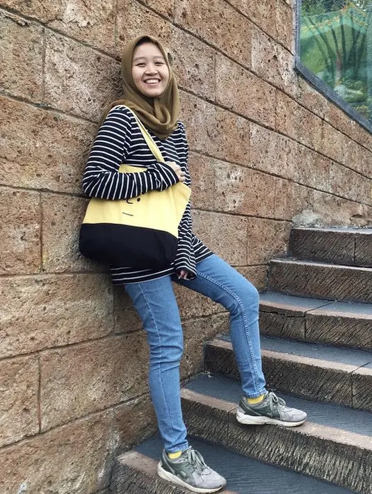 Warna kerudung dark golden rock model segi empat, bisa dipadukan dengan long slevee bergaris dan celana denim. Sneakers pun menjadikan tampilannya semakin kasual. @alcaoctvn