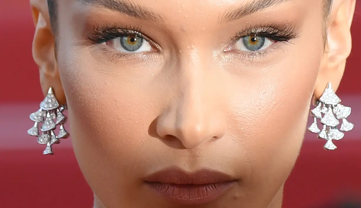 Model AS Bella Hadid berpose ketika ia tiba menghadiri pemutaran film "Rocketman" di Festival Film Cannes edisi ke-72 di Cannes, Prancis (16/5/2019). Bella Hadid tampil cantik mengenakan gaun tulle semi-tipis putih yang memukau oleh Dior Haute Couture. (AFP Photo/Loic Venance)