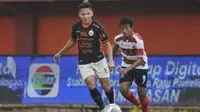 Pemain Persija Jakarta, Syahrian Abimanyu (kiri) pada pertandingan melawan Madura United di BRI Liga 1 2022/2023 hari Minggu (26/02/2023). (Wahyu Pratama/Bola.com)