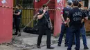 Sejumlah petugas mengecek bar usai penembakan massal di kota Belm, negara bagian utara Par, Brazil (19/5/2019). Sebanyak 11 orang dilaporkan tewas dalam serangan yang dilakukan 7 pria bersenjata tersebut. (Claudio Pinheiro/Agencia Panamazonica/AFP)