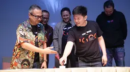 Derek Hsu selaku CFO 88rising bersama Deputi Pemasaran BEKRAF Joshua P. M. Simandjuntak melakukan penandatangan kerjasama di Jakarta, Rabu (24/4/2019). Bekraf berkolaborasi dengan 88rising untuk mencari talenta baru di industri musik tanah air (Liputan6.com/HO/Randy)