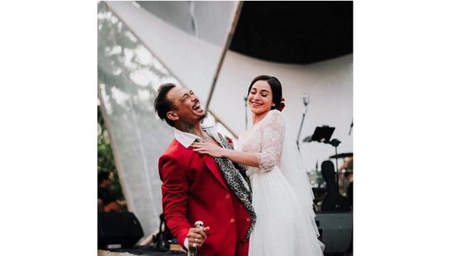 Satu bulan menikah, Jerinx dan Nora menggelar acara resepsi pernikahan.