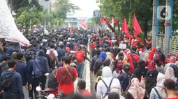 Suasana Jalan Salemba Raya yang dipadati pengunjuk rasa di Jakarta, Kamis (8/10/2020). Banyaknya jumlah pengunjuk rasa yang berjalan menuju Istana Negara menyebabkan Jalan Salemba Raya dari arah Matraman tertutup dan tidak bisa dilalui kendaraan. (Liputan6.com/Immanuel Antonius)