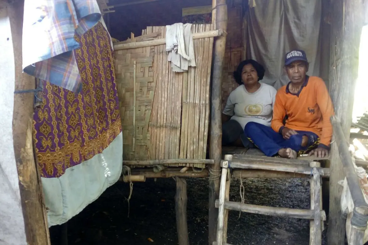 Kisah Pasutri Lansia Cirebon Tinggal di Gubug Reyot Dengan Kandang Ayam