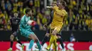 Kiper Arsenal Matt Turner berebut bola dengan penyerang Bodo/Glimt Runar Espejord pada pekan ke-4 Grup A Liga Europa 2022/2023 di Aspymra Stadion, Norwegia, Kamis malam (13/10/2022). Gol semata wayang Arsenal dicetak Bukayo Saka. (Fredrik Varfjell/NTB Scanpix via AP)