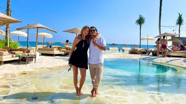 6 Potret Mesra Mayky Wongkar dan Kekasih Bulenya, Babymoon di Lombok