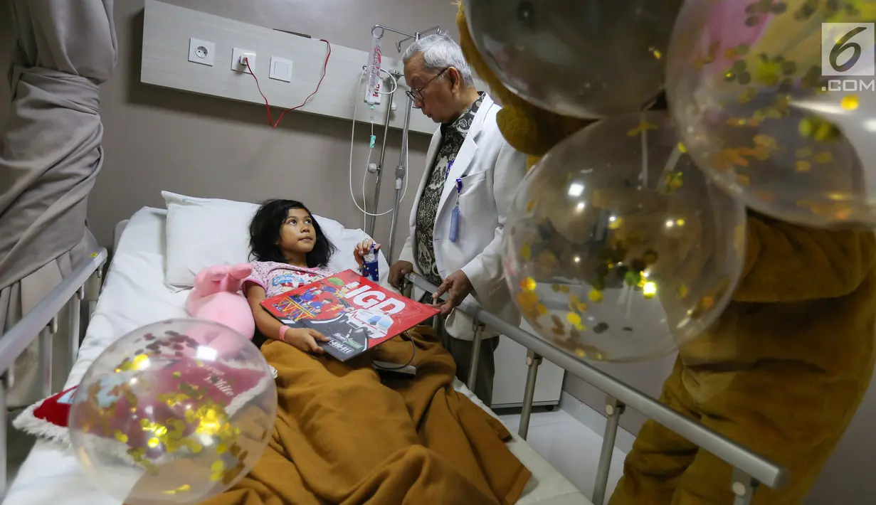 Badut berkostum singa dan dokter memberikan balon dan puzzle kepada pasien anak di Siloam Hospitals ASRI, Jakarta, Selasa (23/7/2019). Kegiatan customer centric initiatives di Hari Anak Nasional bertujuan menciptakan pengalaman positif pasien selama menjalani perawatan. (Liputan6.com/Fery Pradolo)