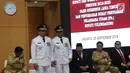 Bupati dan Wakil Bupati Tulungagung terpilih, Syahri Mulyo (tiga kiri) dan Maryoto Birowo (dua kiri) saat pelantikan di Jakarta, Selasa (25/9). Pengangkatan Maryoto sebagai Plt Bupati Tulungagung agar pemerintahan tidak kosong. (Merdeka.com/Imam Buhori)