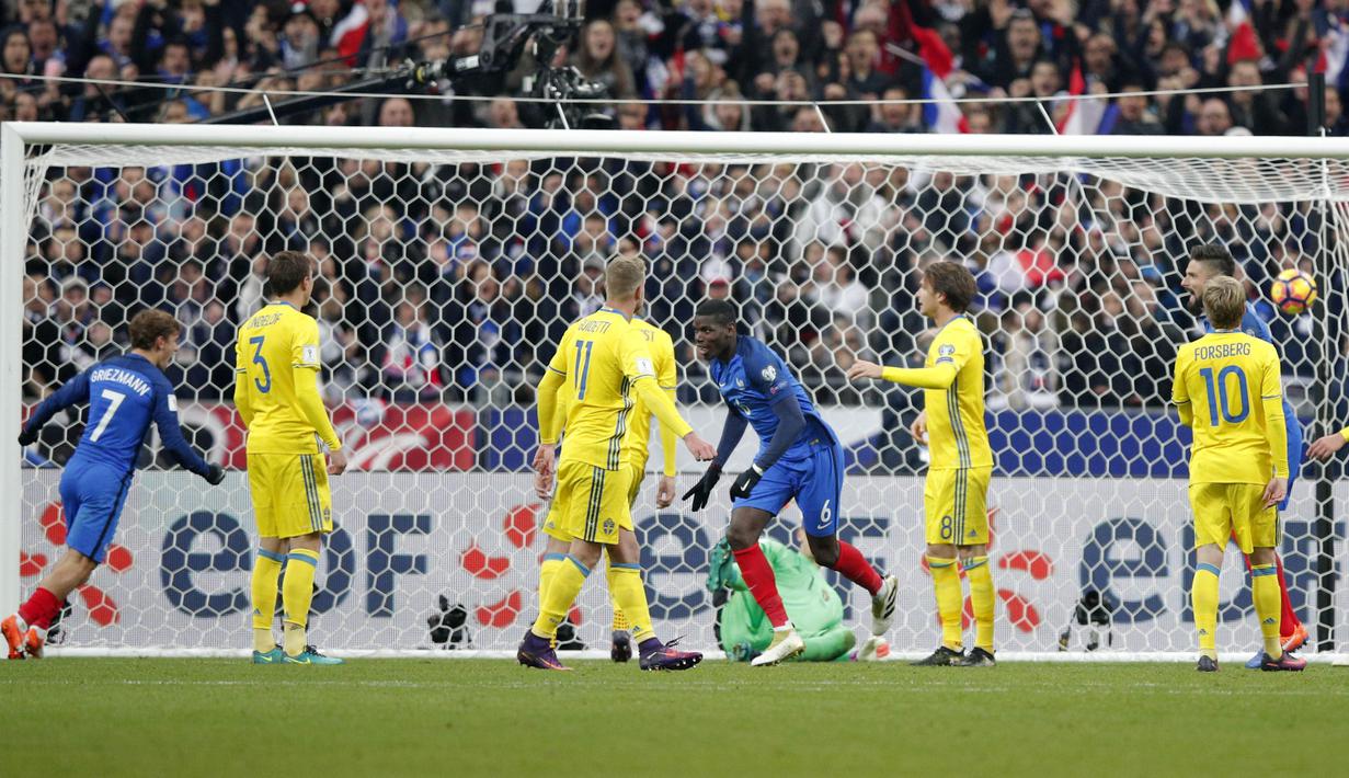 Paul Pogba (tengah) mencetak satu gol untuk kemenangan Prancis saat melawan Swedia pada laga grup A Kualifikasi Piala Dunia 2018 di Stade de France Stadium, Saint-Denis, Prancis, (11/11/2016). Prancis Menang 2-1. (AP/Christophe Ena)