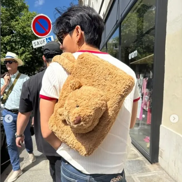 Jalan-jalan di Paris Pakai Kaus Putih, Tubuh Ramping dan Atletis V BTS Sukses Bikin Fans Takjub.  (dok.Instagram @thv/https://www.instagram.com/p/DL8RqLqz-q8/)