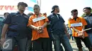 Tersangka menjalani rekontruksi kejadian pembunuhan dan pencurian juragan beras Mamat Syurohmat yang terjadi pada 21 Maret lalu di Ciracas, Jakarta, Kamis (17/6/2015). Tujuh orang pelaku memperagakan 20 adegan rekonstruksi. (Liputan6.com/Yoppy Renato)