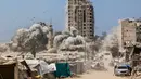 Menara Mushtaha, terkena serangan bom di beberapa lantai sehingga nyaris rata dengan tanah. (Omar AL-QATTAA/AFP)