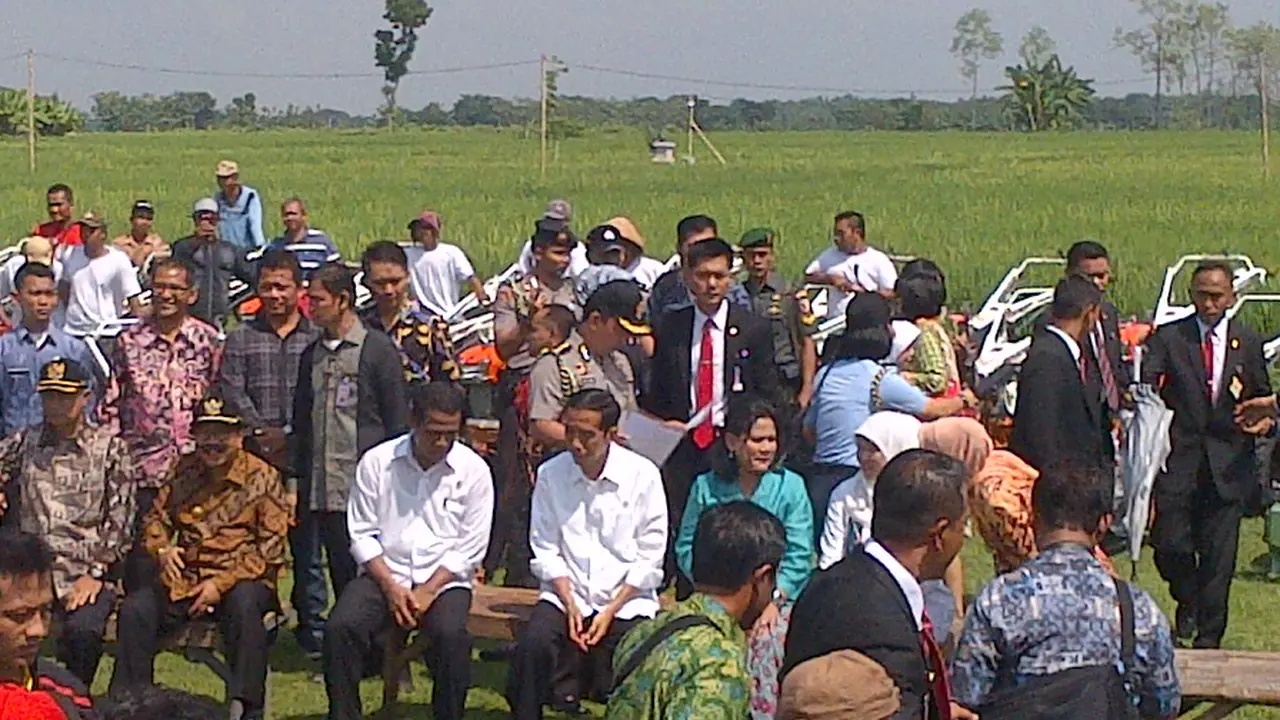 Mobil dan Pengawal Jokowi Dikerubuti Warga Ngawi