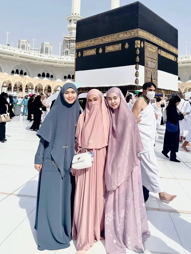 6 Gaya Ria Ricis Naik Haji Bersama Dua Kakaknya, Sibling Goals Tampil Kompak Kenakan Gamis dan Hijab Warna Pastel